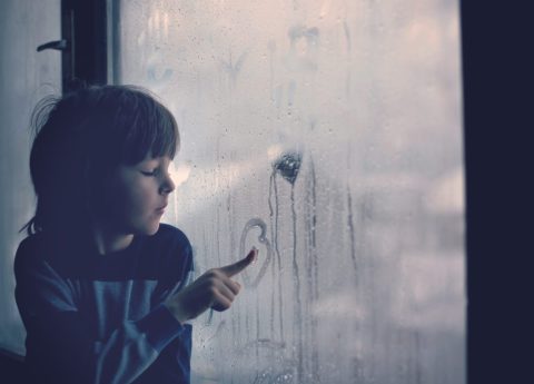 Υγρασία και αναπνευστικό ,παιδί ζωγραφίζει με το δάχτυλό του σε παράθυρο